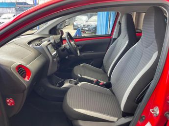 Toyota AYGO 1.0 VVT-i x-play x-shift Euro 6 5dr