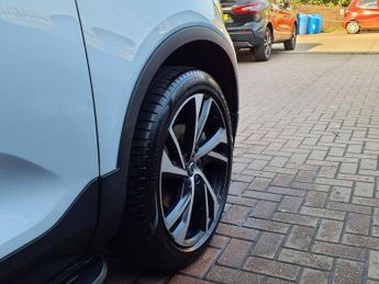 VOLVO XC40 2.0 B4 R-DESIGN PRO AWD MHEV 5d 195 BHP MUST BE SEEN TOP SPEC 4X