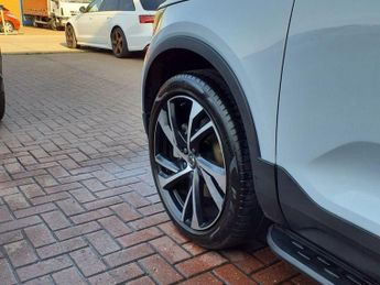 VOLVO XC40 2.0 B4 R-DESIGN PRO AWD MHEV 5d 195 BHP MUST BE SEEN TOP SPEC 4X