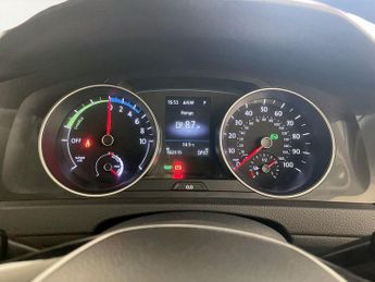 Volkswagen e-Golf 35.8kWh e-Golf Auto 5dr