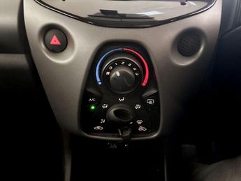 Toyota AYGO 1.0 VVT-i x-play Euro 6 5dr