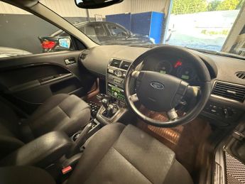 Ford Mondeo 2.0 Ghia 5dr