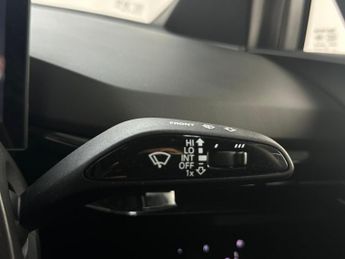 MG MG4 64kWh SE Long Range Auto 5dr