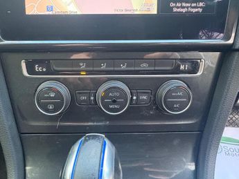 Volkswagen e-Golf 35.8kWh e-Golf Auto 5dr