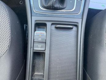 Volkswagen e-Golf 35.8kWh e-Golf Auto 5dr