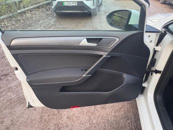 Volkswagen e-Golf 35.8kWh e-Golf Auto 5dr