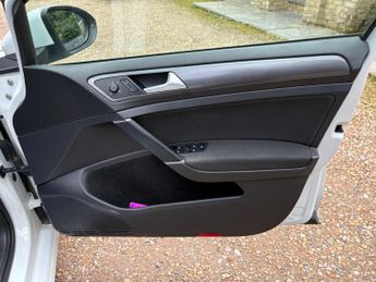 Volkswagen e-Golf 35.8kWh e-Golf Auto 5dr