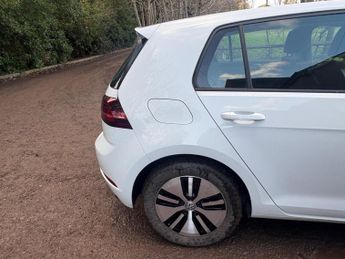 Volkswagen e-Golf 35.8kWh e-Golf Auto 5dr