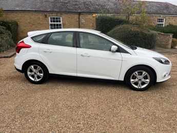 Ford Focus 1.6 Zetec Hatchback 5dr Petrol Powershift Euro 5 (125 ps)
