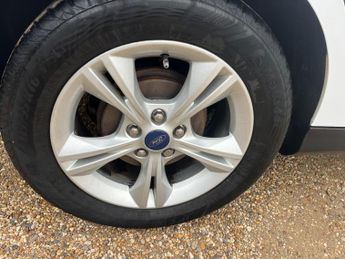 Ford Focus 1.6 Zetec Hatchback 5dr Petrol Powershift Euro 5 (125 ps)