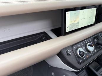 Land Rover Defender 110 3.0 D250 MHEV X-Dynamic HSE Auto 4WD Euro 6 (s/s) 5dr