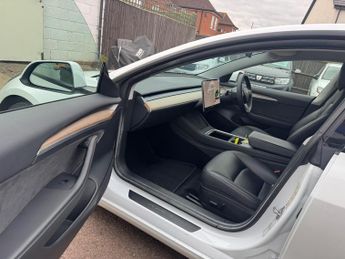 Tesla Model 3 Standard Range Plus Auto RWD 4dr