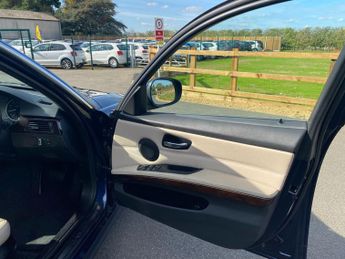 BMW 3 Series 2.0 320i SE Touring 5dr Petrol Steptronic Euro 5 (170 ps)