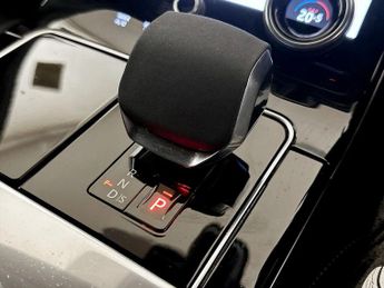 Land Rover Range Rover Velar 2.0 D200 MHEV R-Dynamic SE Auto 4WD Euro 6 (s/s) 5dr