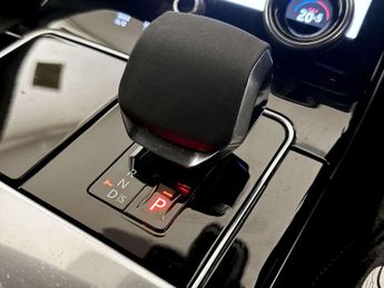 Land Rover Range Rover Velar 2.0 D200 MHEV R-Dynamic SE Auto 4WD Euro 6 (s/s) 5dr