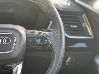 AUDI Q5 2.0 TDI 40 Black Edition