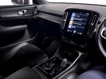 Volvo XC40 Ultra Dark B4 (197 hp)