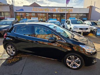 Peugeot 208 1.2 VTi Roland Garros Hatchback 5dr Petrol Manual Euro 5 (82 ps)