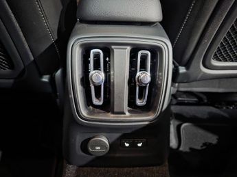 Volvo XC40 1.5h T5 Recharge 10.7kWh Ultimate Dark Auto Euro 6 (s/s) 5dr