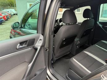 Volkswagen Tiguan 2.0 TDI BlueMotion Tech R-Line DSG 4WD Euro 5 (s/s) 5dr