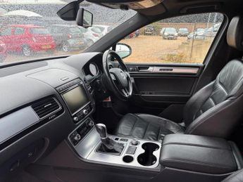 Volkswagen Touareg 3.0 TDI V6 BlueMotion Tech R-Line Tiptronic 4WD Euro 6 (s/s) 5dr