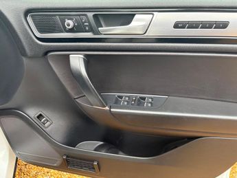 Volkswagen Touareg 3.0 TDI V6 BlueMotion Tech R-Line Tiptronic 4WD Euro 6 (s/s) 5dr