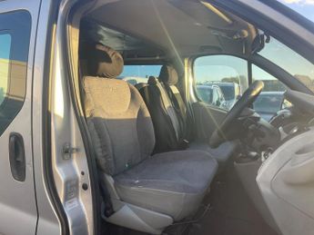 Renault Trafic 2.5 TD dCi SL27 QS6 4dr