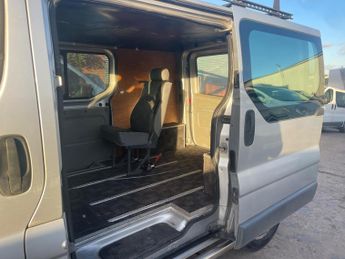 Renault Trafic 2.5 TD dCi SL27 QS6 4dr