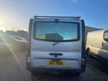 Renault Trafic 2.5 TD dCi SL27 QS6 4dr