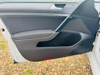 Volkswagen e-Golf 35.8kWh e-Golf Auto 5dr