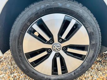 Volkswagen e-Golf 35.8kWh e-Golf Auto 5dr
