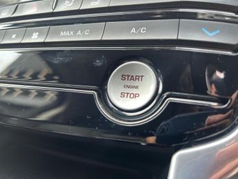 Jaguar XE 2.0d Portfolio Auto Euro 6 (s/s) 4dr