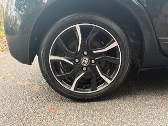 Toyota Yaris 1.5 VVT-h Design E-CVT Euro 6 (s/s) 5dr