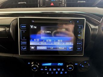 Toyota Hilux 2.4 D-4D Invincible X Auto 4WD Euro 6 (s/s) 4dr (TSS)