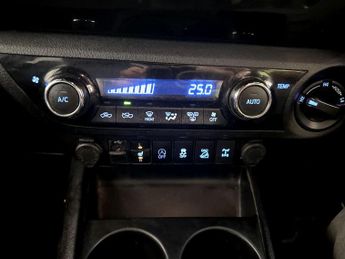Toyota Hilux 2.4 D-4D Invincible X Auto 4WD Euro 6 (s/s) 4dr (TSS)