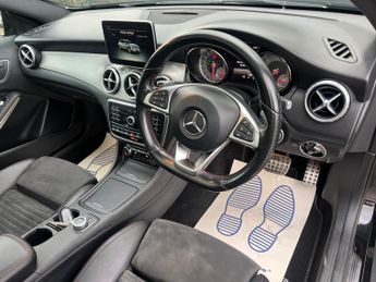 Mercedes-Benz GLA 2.1 GLA220d AMG Line (Premium Plus) 7G-DCT 4MATIC Euro 6 (s/s) 5