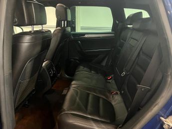 Volkswagen Touareg 3.0 TDI V6 BlueMotion Tech R-Line Tiptronic 4WD Euro 6 (s/s) 5dr