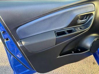 Toyota Yaris 1.5 VVT-h Blue Bi-Tone E-CVT Euro 6 (s/s) 5dr