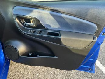 Toyota Yaris 1.5 VVT-h Blue Bi-Tone E-CVT Euro 6 (s/s) 5dr