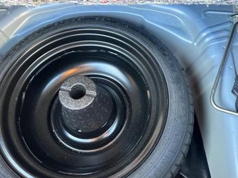 Toyota Yaris 1.5 VVT-h Blue Bi-Tone E-CVT Euro 6 (s/s) 5dr