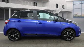 Toyota Yaris 1.5 VVT-h Blue Bi-Tone E-CVT Euro 6 (s/s) 5dr