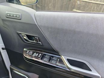Toyota Vellfire HYBRID-SUNROOFS-LEATHER-CARPLAY