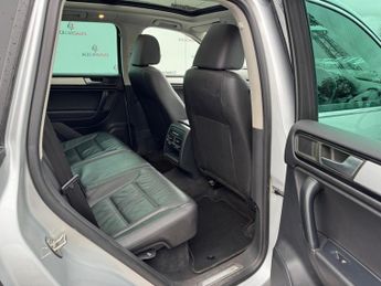 Volkswagen Touareg 3.0 TDI V6 BlueMotion Tech R-Line Tiptronic 4WD Euro 5 (s/s) 5dr