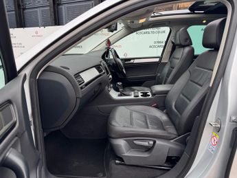 Volkswagen Touareg 3.0 TDI V6 BlueMotion Tech R-Line Tiptronic 4WD Euro 5 (s/s) 5dr