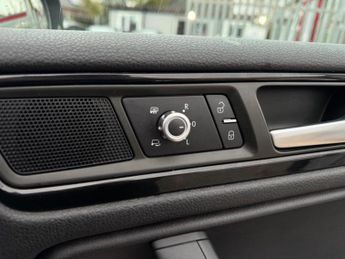 Volkswagen Touareg 3.0 TDI V6 BlueMotion Tech R-Line Tiptronic 4WD Euro 5 (s/s) 5dr