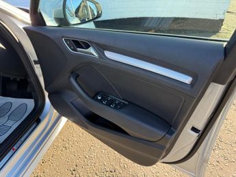 Audi A3 1.6 TDI S line Sportback S Tronic Euro 5 (s/s) 5dr