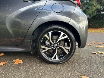Toyota Yaris 1.5 VVT-h Design E-CVT Euro 6 (s/s) 5dr
