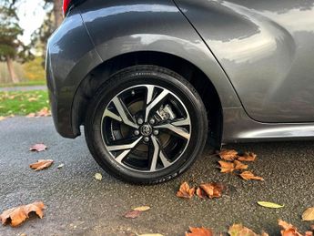 Toyota Yaris 1.5 VVT-h Design E-CVT Euro 6 (s/s) 5dr