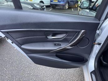 BMW 3 Series 2.0 320d Luxury Auto Euro 5 (s/s) 4dr