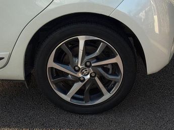 Toyota Yaris 1.5 VVT-h Y20 Bi-tone Hatchback 5dr Petrol Hybrid E-CVT Euro 6 (